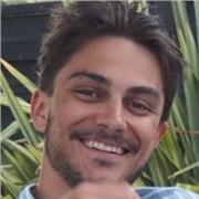 Professeur particulier donne cours de soutien en dessin pour des étudiants qui veulent préparer des concours d'écoles d'arts